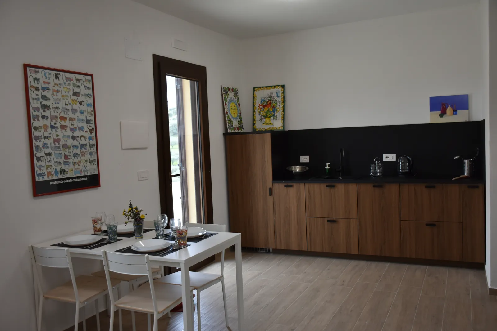 La cucina in legno e la zona pranzo